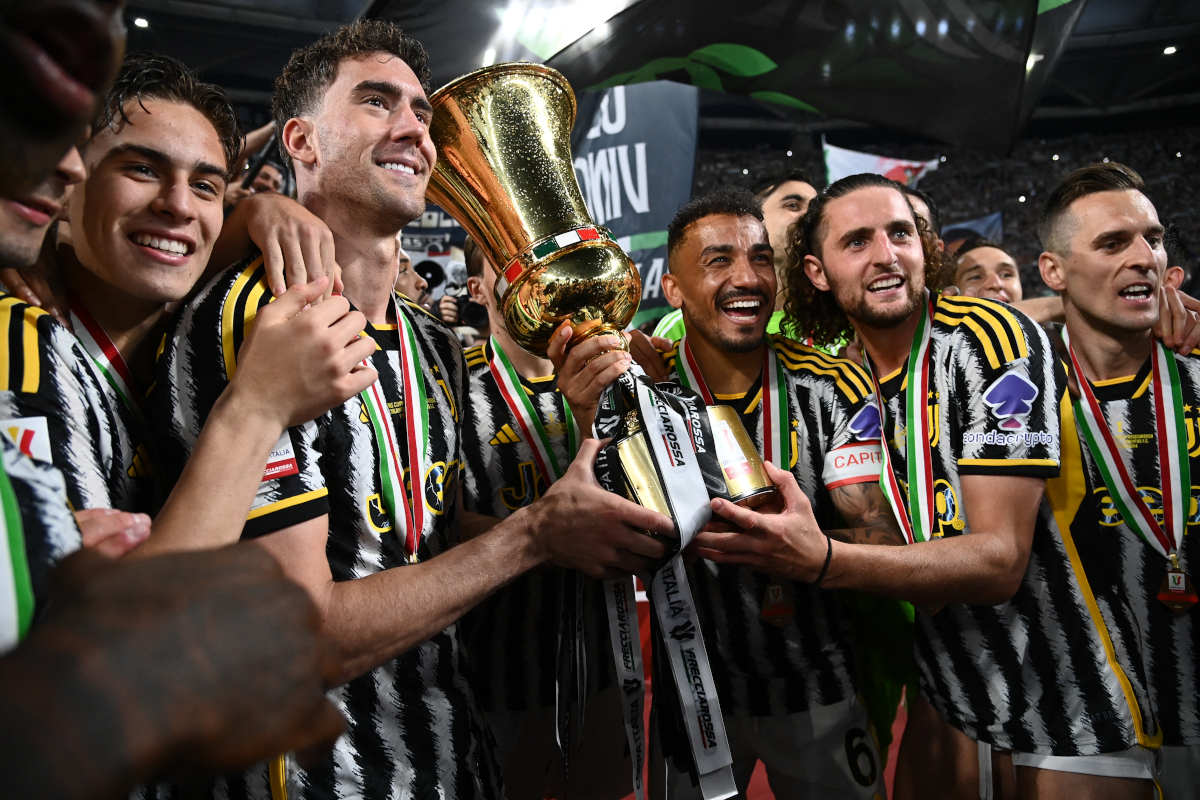 Danilo-Juventus-Coppa-Italia-trophy.jpg